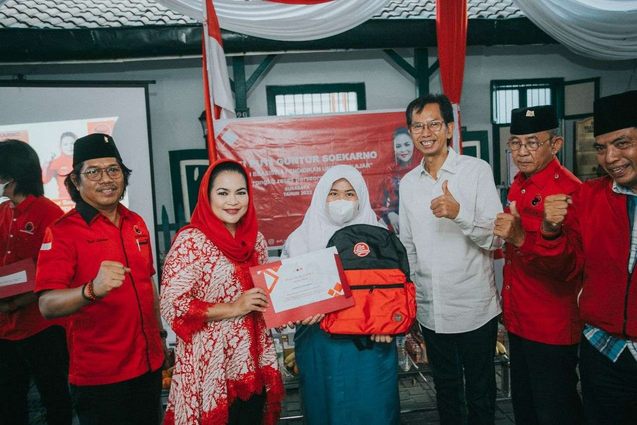 Ketua DPC PDIP Surabaya Adi Sutarwijono atau Awi saat memberikan bantuan peralatan sekolah kepada salah satu siswa yang membutuhkan. (Foto: dok. DPC PDIP Surabaya)