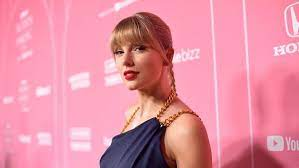 Taylor Swift membawa pulang piala utama MTV Video Music Award, lewat video klipnya dalam All Too Well. Swift gondol 3 gelar yang sama. (Foto: cnn)