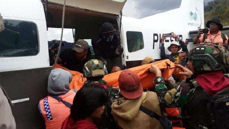 Petugas gabungan melakukan evakuasi korban penembakan KKB di Intan Jaya. (Foto: Dokumentasi Polda Papua)