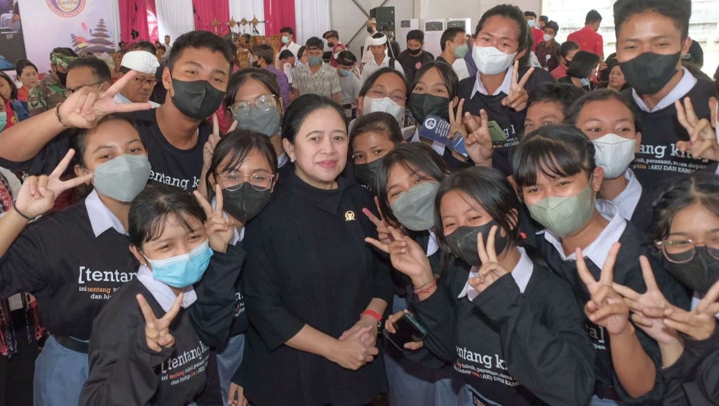 Ketua DPR RI  Puan Maharani menyosialisasikan pencegahan nikah dini kepada remaja Bali ( foto : Mefdia Centet  DPR)