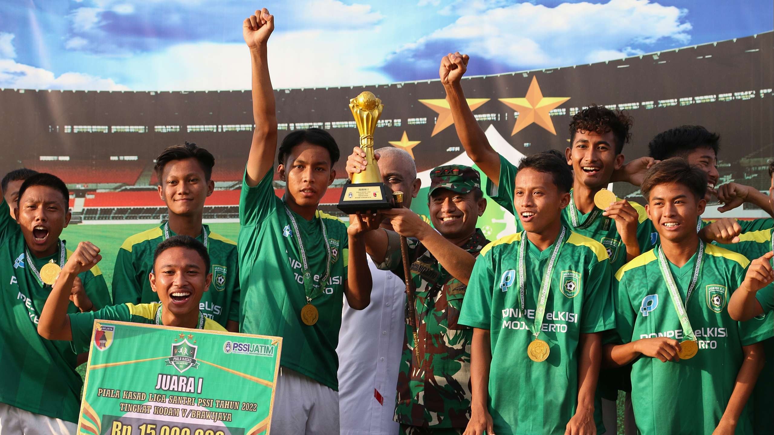 Pangdam V Brawijaya, Mayjen TNI Nurcahyanto menyerahkan piala juara kepada Ponpes eLKISI di Lapangan Brawijaya, Surabaya, Selasa 30 Agustus 2022. (Foto: Fariz Yarbo/Ngopibareng.id)