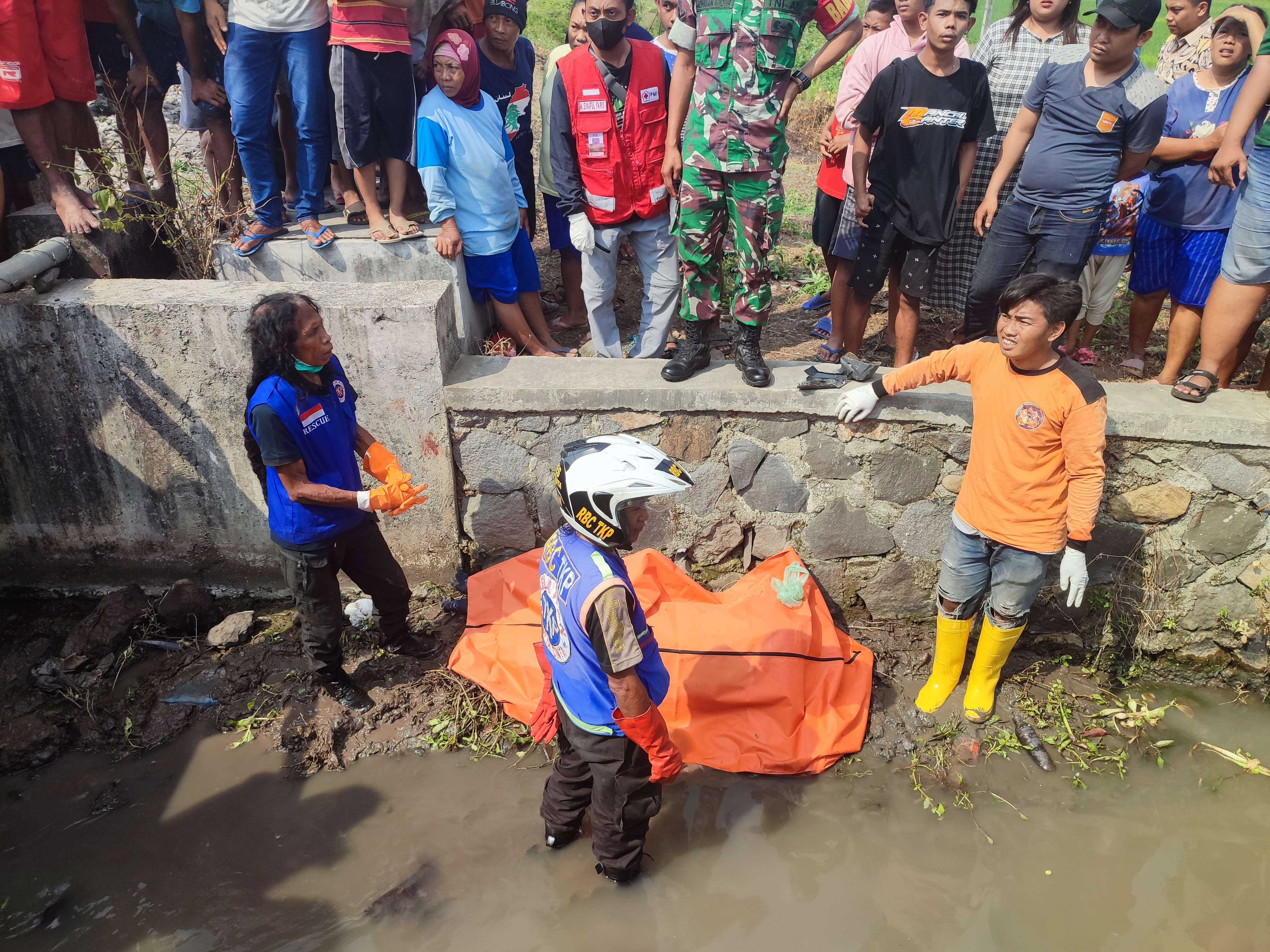 Relawan dan polisi evakuasi jenazah korban kecelakaan kereta api.(Foto: Deni Lukmantara/Ngopibareng.id)