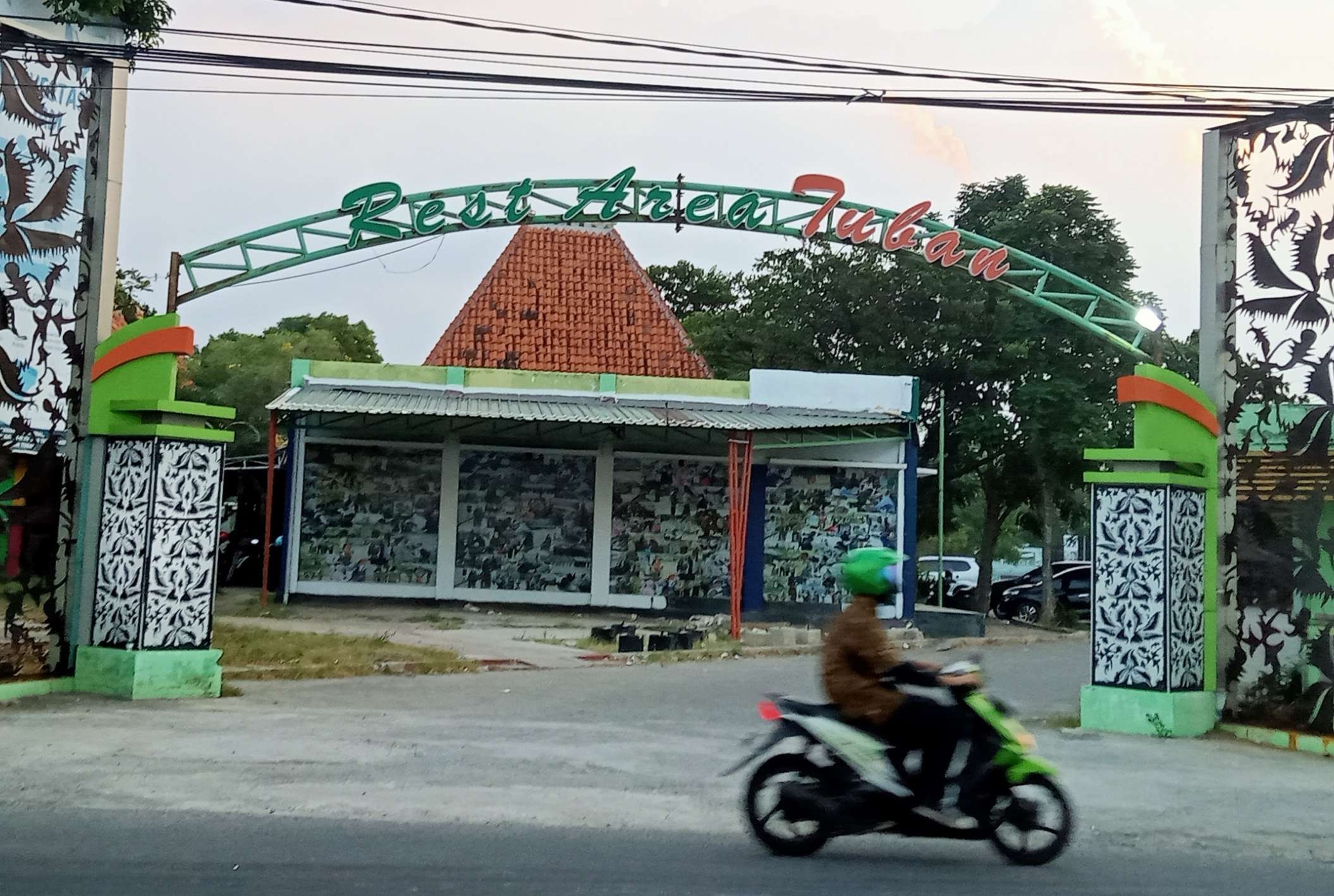Pintu masuk Rest Area Tuban di Jalan RE Martadinata (Khoirul Huda/Ngopibareng.id)