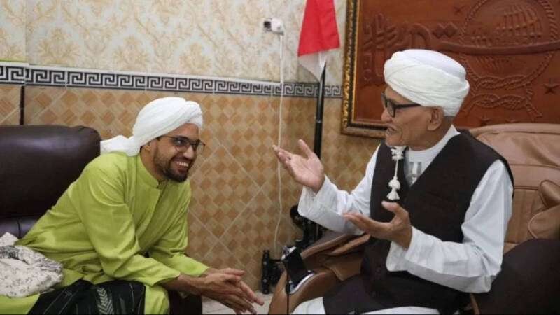 Sayyid Salim bin Umar bersama Sayyid Hamid bin Umar Hafidz, keduanya putra Habib Umar bin Hafidz, Yaman, sedang mengunjungi Rais ‘Aam PBNU KH Miftachul Akhyar di Pondok Pesantren Miftachussunnah, Surabaya, pada Jumat 26 Agustus 2022. (Foto: nu-online)