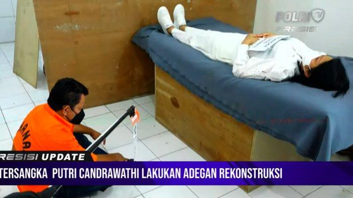 Dikutip dari Polri TV, ada satu adegan di mana memperlihatkan Putri Candrawathi sekamar dengan pembantunya, warga sipil Kuat Ma'ruf.  (Foto: Polri TV)