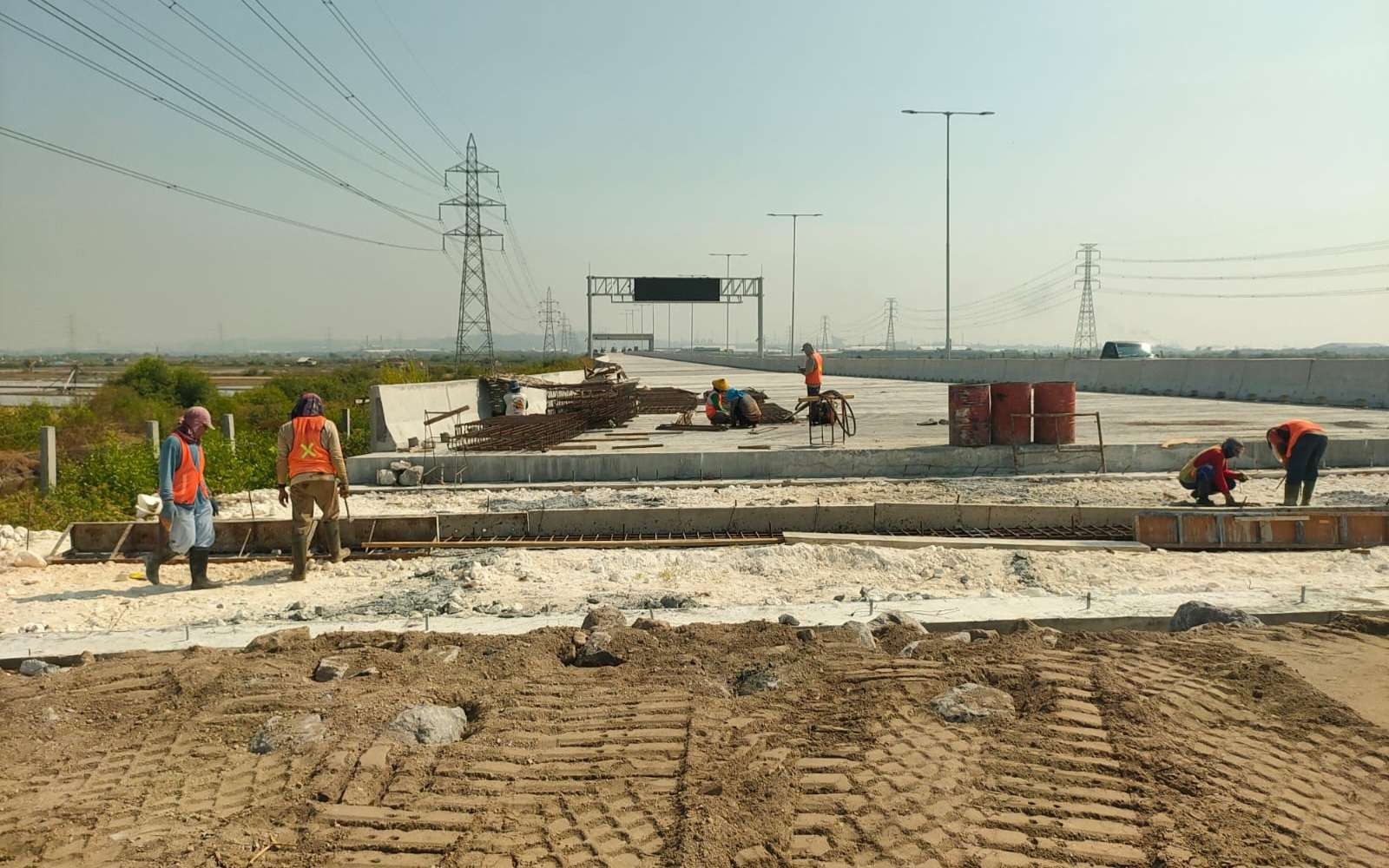Proses pembangunan akses jalan menuju Stadion Gelora Bung Tomo (GBT) dan dijadwalkan selesai pada 10 September 2022. (Foto: Humas Pemkot Surabaya)