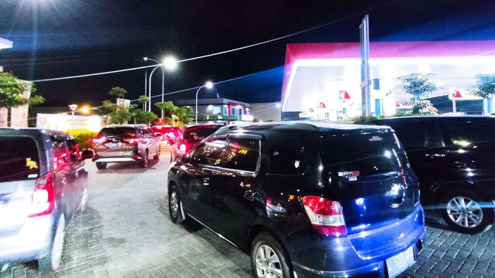 Antrean kendaraan yang akan mengisi BBM di SPBU MERR, Surabaya, Rabu 31 Agustus 2022. (Foto: Fariz Yarbo/Ngopibareng.id)