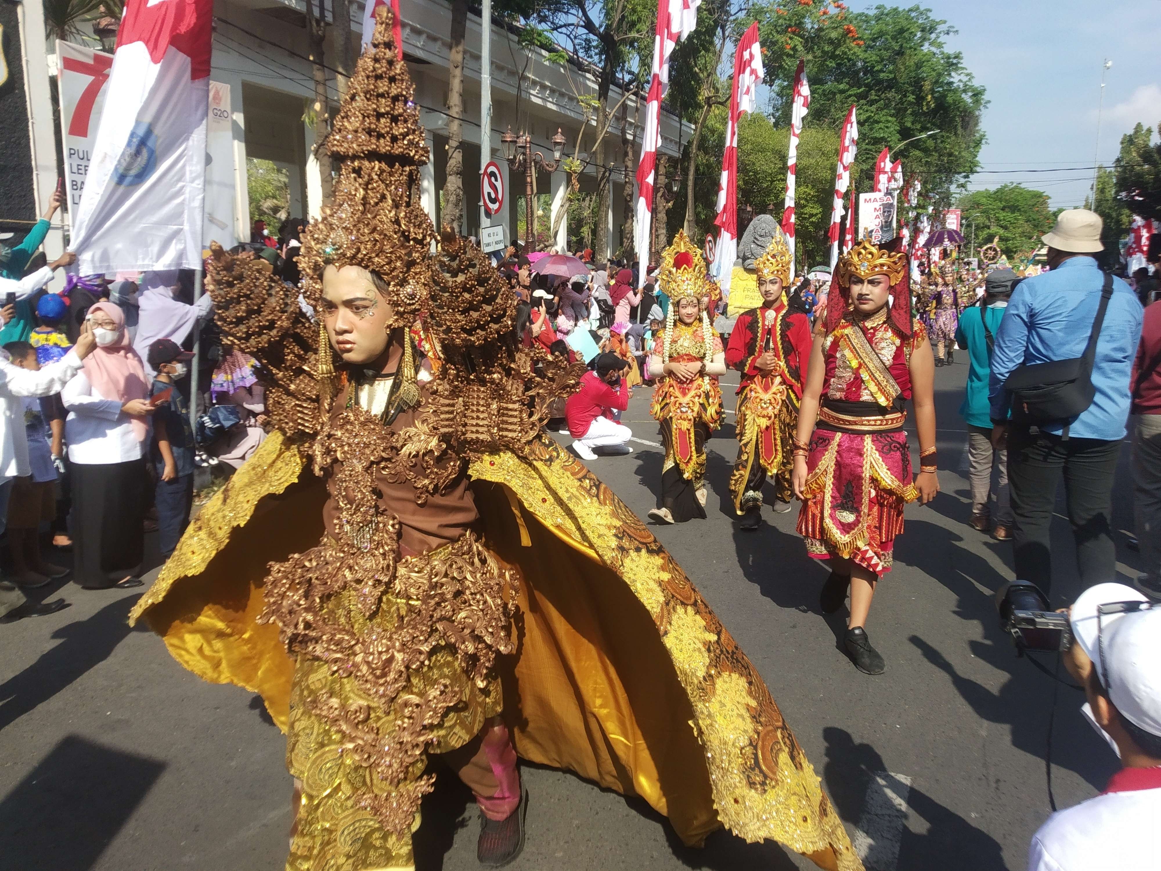 Karnaval Budaya Lamongan puncak peringatan perayaan HUT ke-77 Kemerdekaan RI, Rabu 31 Agustus 2022. (Foto: Imron Rosidi/Ngopibareng.id)