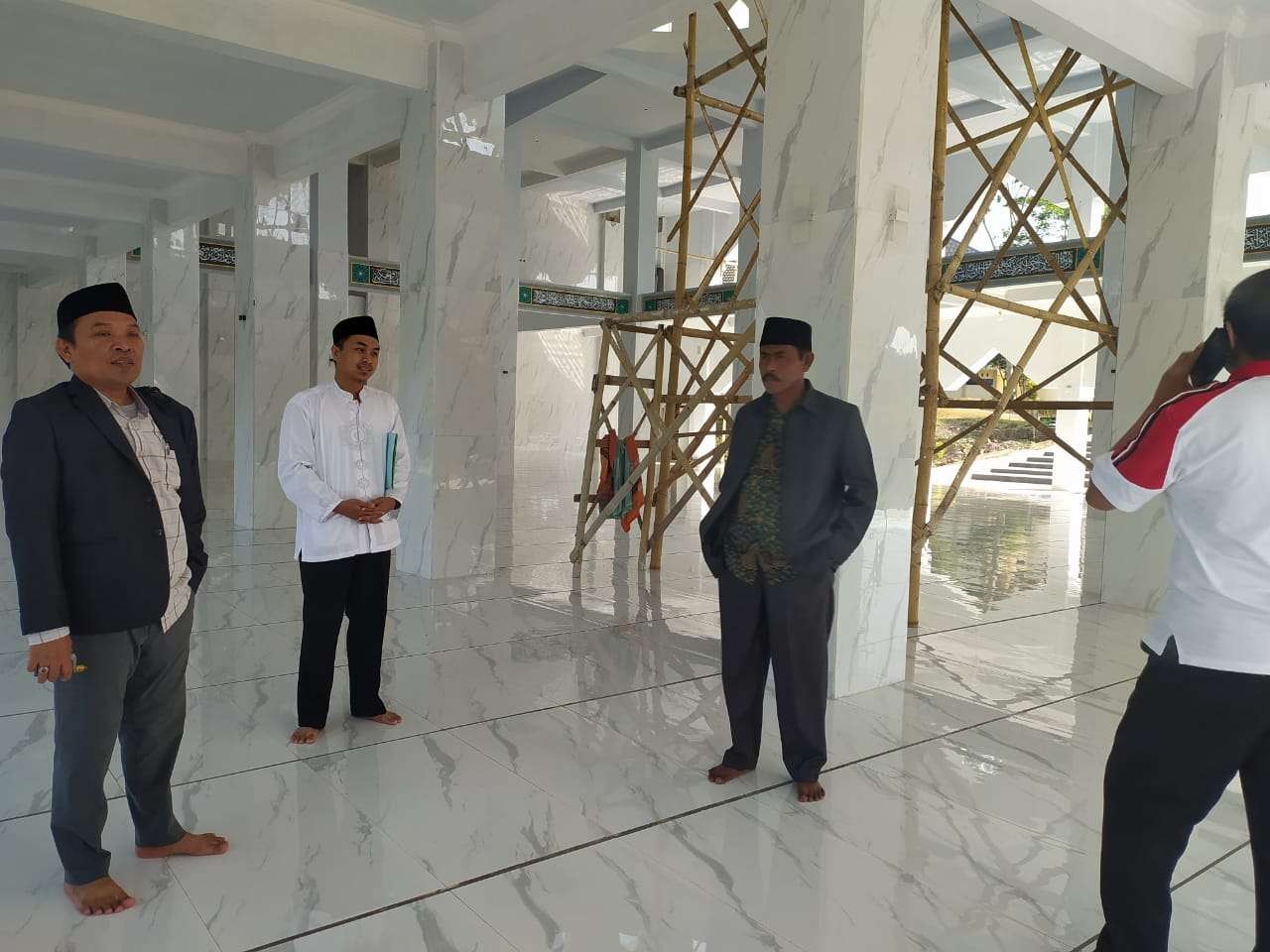 Komisi D DPRD Jember mendatangi bangunan masjid yang sempat viral karena aksi joget dan dangdutan (Foto:Dokumentasi Komisi D DPRD Jember)