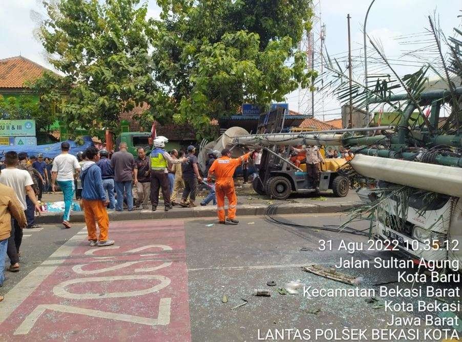 Kecelakaan maut truk trailer terjadi di dekat Sekolah Dasar (SD) di Jalan Sultan Agung, Kranji, Bekasi. Siswa SD banyak yang menjadi korban tewas. (Foto: Twitter @TMCPoldaMetro)