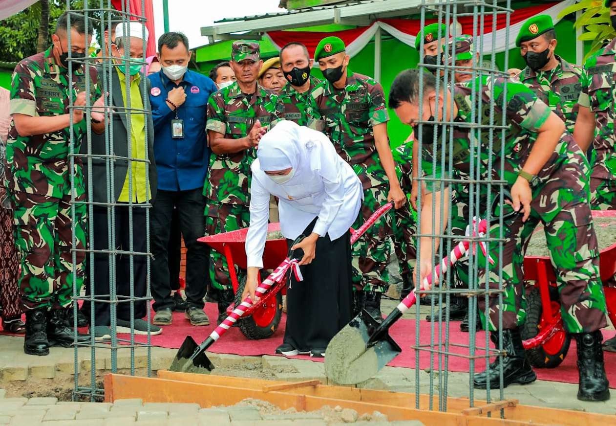 KSAD Dudung bersama Gubernur Khofifah letakan batu pertama revitalisasi makam Auliya Sono (foto : Aini/Ngopibareng.id)