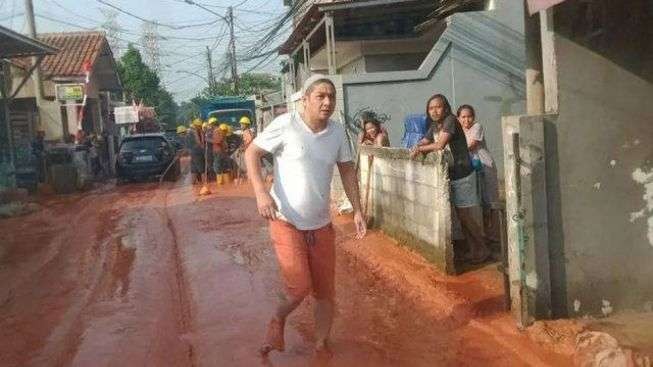 Pasha Ungu mengamuk melihat banjir lumpur merah di kawasan Gandul, Depok, Jawa Barat, Rabu 31 Agustus 2022. Kondisi ini dipicu galian PLN. (Foto: Instagram @depokhariini)
