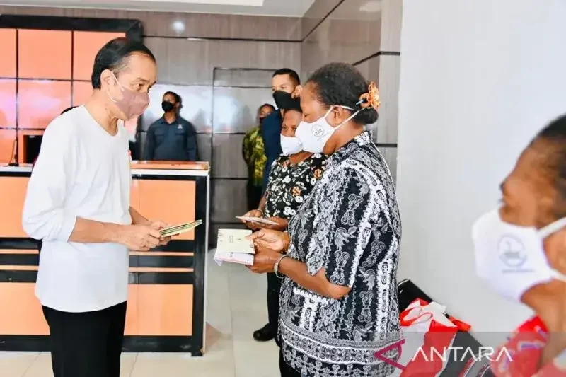 Presiden Jokowi Mulai Salurkan BLT BBM di Jayapura Papua.(Foto: Dokumentasi Antara)