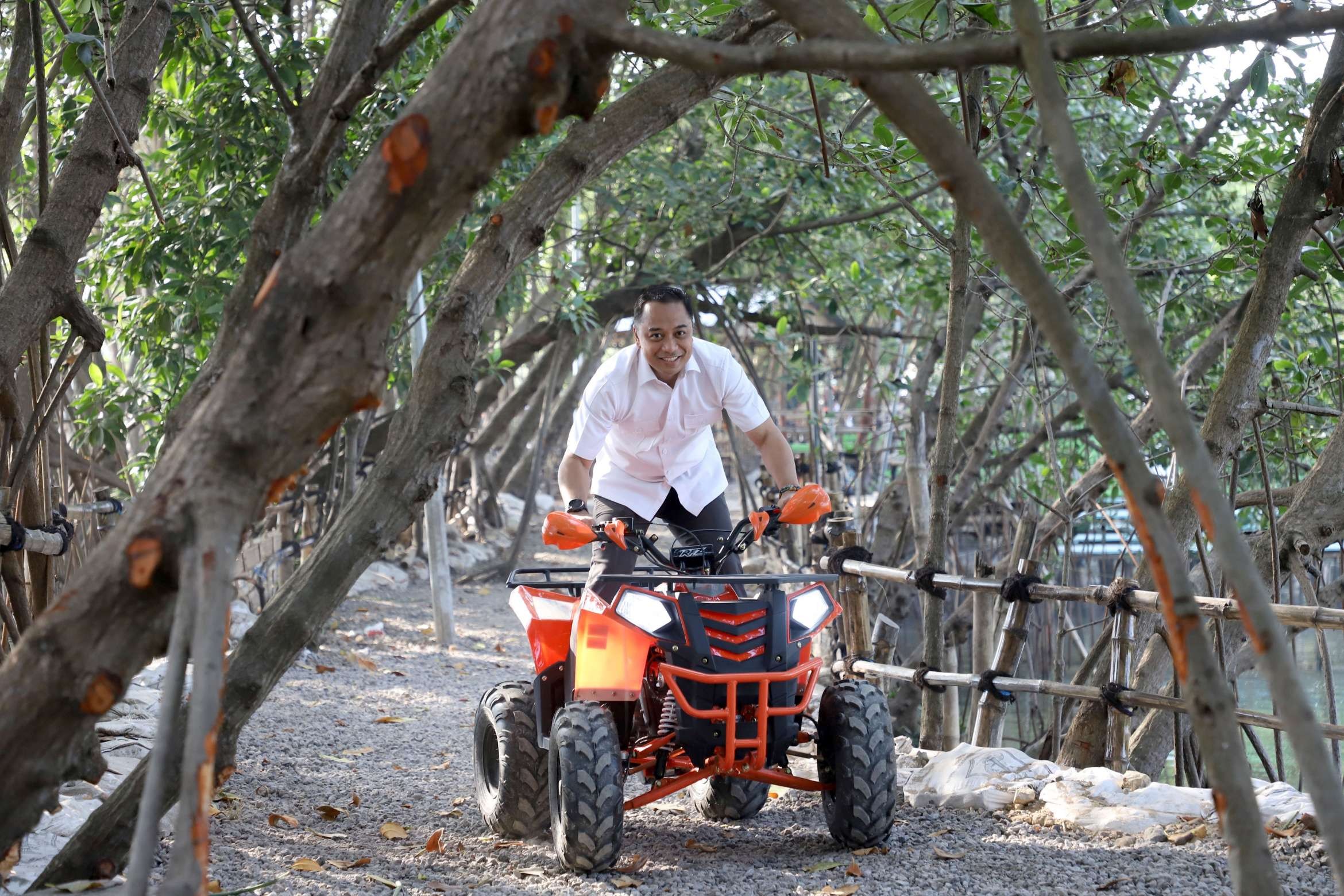 Walikota Eri saat mencoba wahana ATV yang akan ada di Eco Wisata Romokalisari. (Foto: Humas Pemkot Surabaya)