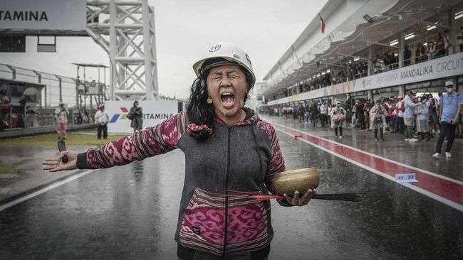 Aksi Mbak Rara sebagai pawang hujan saat balapan MotoGP Mandalika 2022 lalu. (Foto: Instagram)