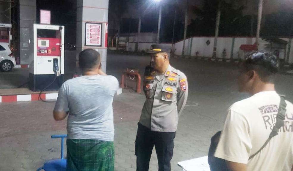 Petugas Polsek Pesanggaran mendatangi lokasi SPBU yang diduga menjual BBM campur air. (Foto: Media Sosial)
