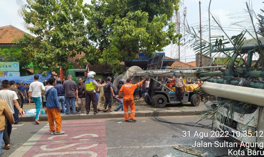 Tabrakan maut terjadi tepat di depan Sekolah Dasar Negeri (SDN) Kota Baru II dan III, Bekasi, di saat jam pulang sekolah. (Foto: Twitter @TMCPoldaMetroJaya)