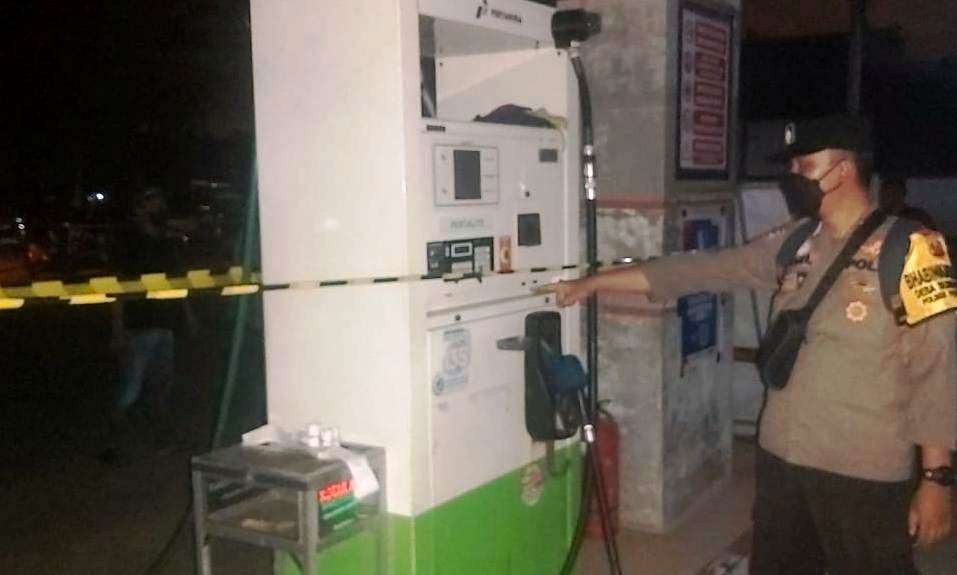 Polisi telah memasang garis polisi pada mesin dispenser BBM di SPBU Sumbermulyo. (Foto: Dokumentasi Polresta Banyuwangi)