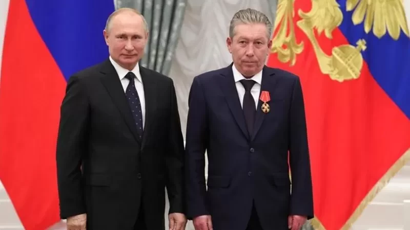 Ravil Maganov (kanan) dianugerahi penghargaan oleh Presiden Vladimir Putin, tiga tahun yang lalu. (Foto: bbc/kremlin)