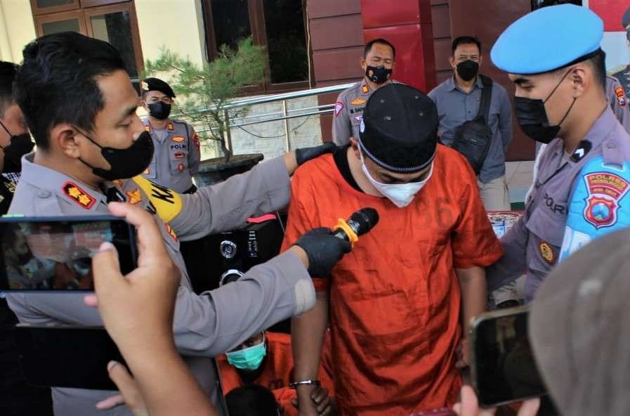Mamak, mantan anggota DPRD Kabupaten Probolinggo ditangkap polisi karena disangka mengonsumsi sabu-sabu. (Foto: Ikhsan Mahmudi/Ngopibareng.id)