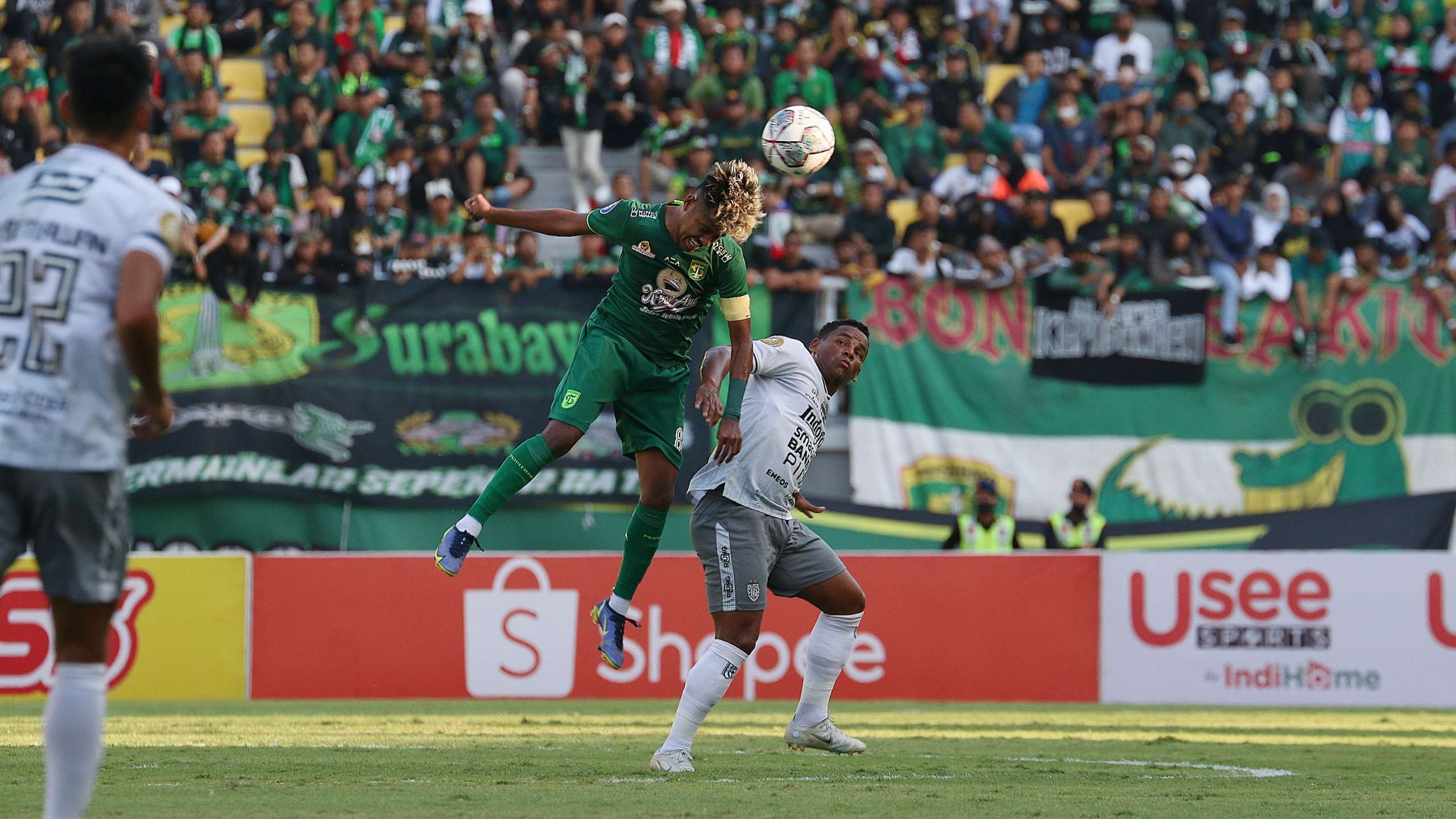 Pemain Persebaya, Alwi Slamat mengantisipasi bola saat melawan Bali United di Stadion Gelora Bung Tomo, Surabaya, Jumat 2 September 2022. (Foto: Fariz Yarbo/Ngopibareng.)