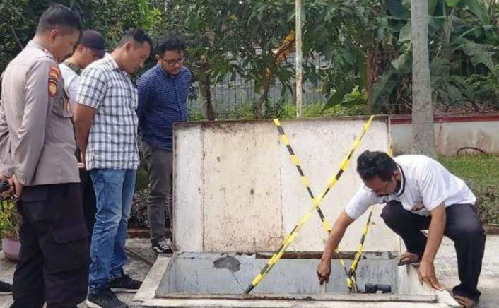 Petugas Kepolisian dan Pertamina mengecek tangki pendam SPBU Sumbermulyo terkait temuan BBM bercampur air (foto:istimewa)