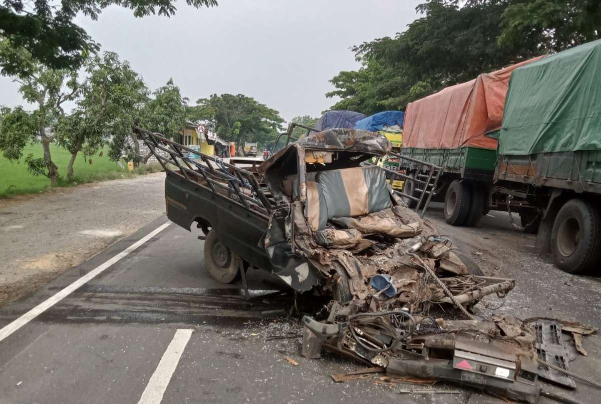 Kondisi kendaraan pickup usai terlibat kecelakaan dengan truk tronton di jalur Pantura Tuban (Foto: Dokumentasi Polres Tuban)