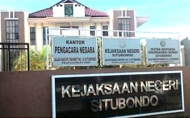 Kejari Situbondo menahan 2 orang tersangka dugaan korupsi pengadaan mamin pengamanan Pilkada Jatim 2018. (Foto:guido saphan/ngopibareng.id)