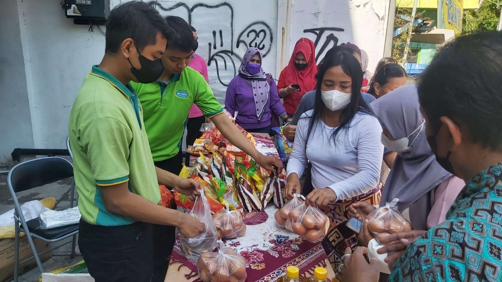 Operasi pasar yang dilakukan oleh Dinas UMKM dan Perdagangan Kota Surabaya untuk stabilkan harga telur. (Foto: Humas Pemkot Surabaya)