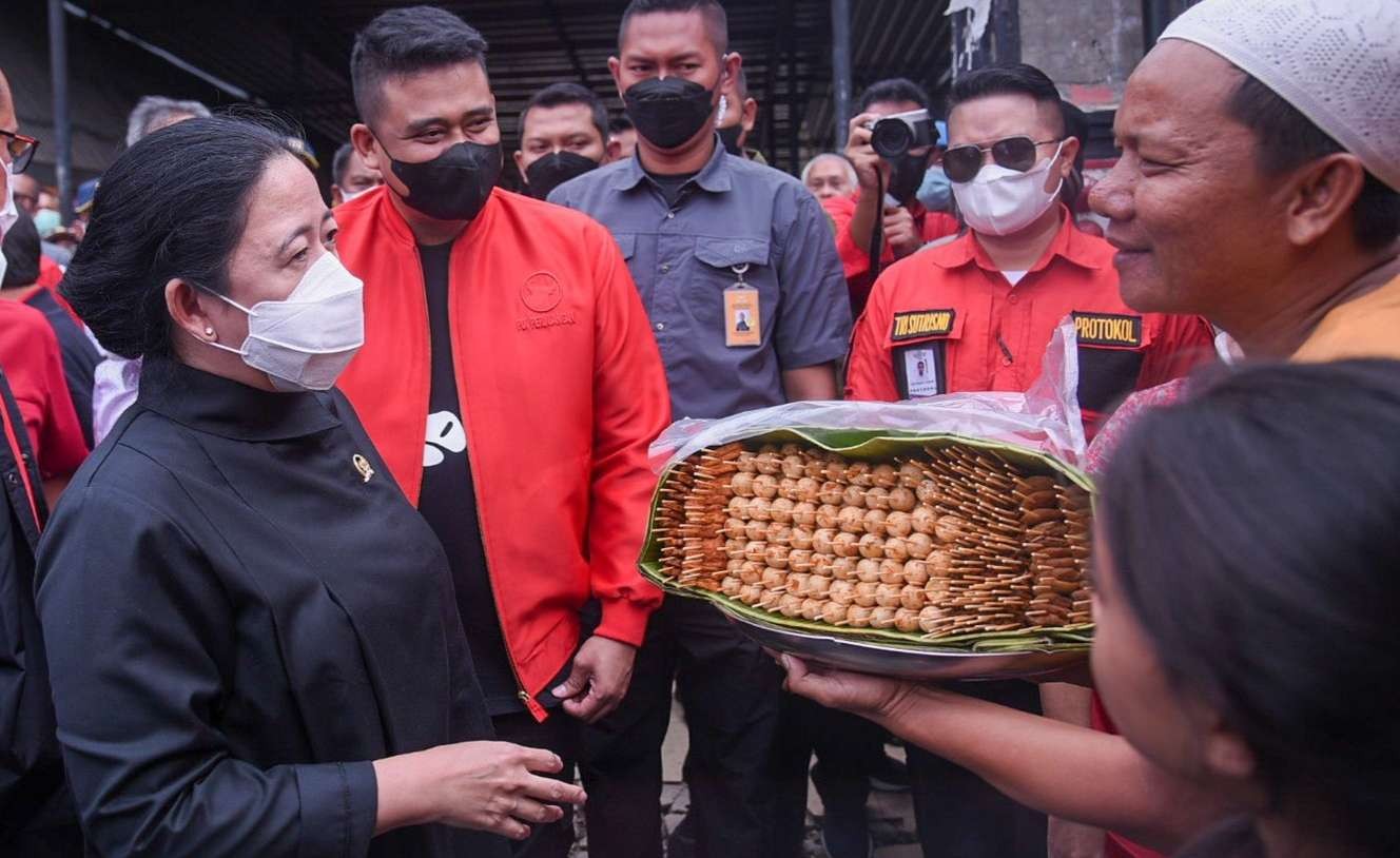 Dalam kunjungan kerja ke Sumatera Utara, Ketua DPR RI menyempatkan diri mengecek harga telur di Pasar Toba. (Foto: Pusat Pemberitaan DPR)