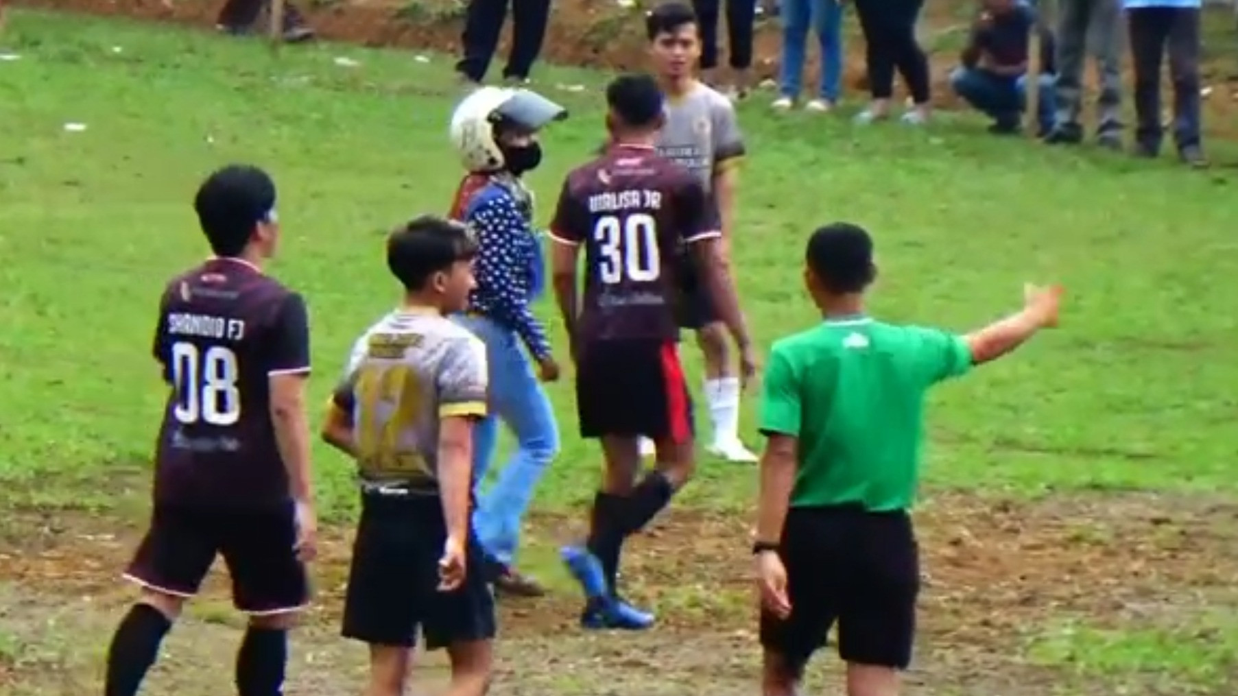 Seorang istri bernama Siti Aminah alias Si Iteung nekat nyelonong masuk ke lapangan sepak bola saat laga antar kampung (tarkam). Ia dan suami ada masalah keluarga yang harus diselesaikan. (Foto: Instagram @radotvalent)