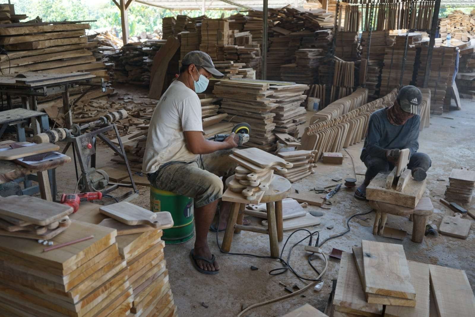 Pekerja industri kerajinan kayu di Blora, tampak sibuk menghaluskan kayu. (Foto: Ahmad Sampurno/Ngopibareng.id)
