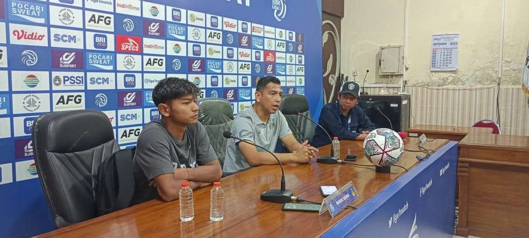 Perwakilan pelatih Jan Saragih memberikan keterangan kepada wartawan terkait absennya pelatih kepala Divaldo Alves. (Foto: Fendhy Plesmana/Ngopibareng.id)
