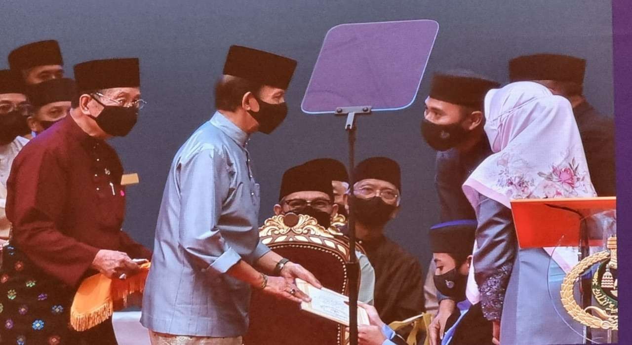 Penguasa Brunei Darussalam Sultan Hassanal Bolkiah menyerahkan hadiah ke hafidz berkebutuhan khusus asal Indonesia, di Gedung International Convention Center, Bandar Seri Begawan, Kamis 1 September 2022. (Foto: KBRI Bandar Seri Begawan)
