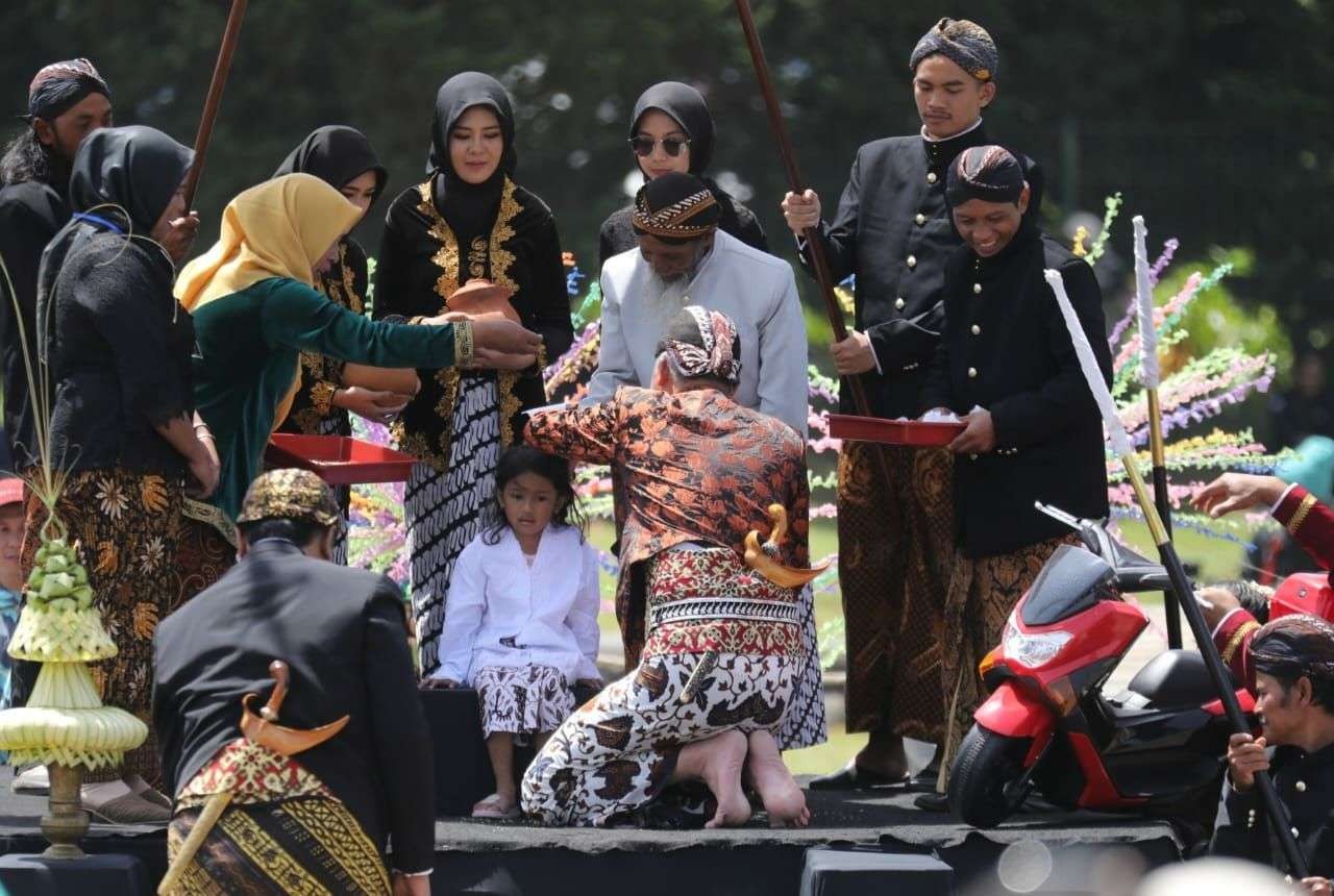 Adila Syifa Azahra, salah seorang bocah bajang meminta secara khusus rambut gimbalnya dipotong oleh Gubernur Jawa Tengah Ganjar Pranowo. (Foto: Ist)