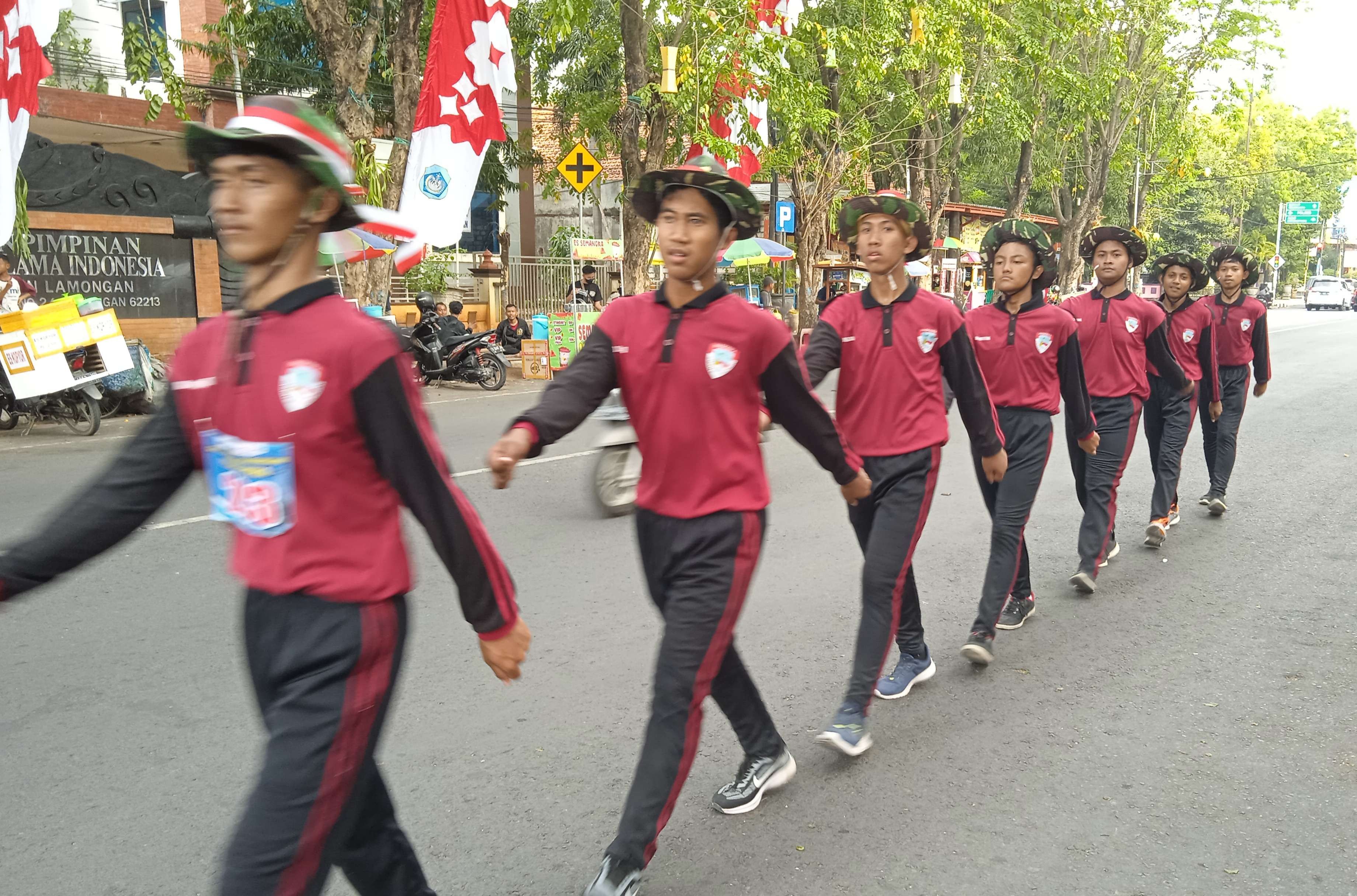 Gerak jalan Mayangkara Lamongan digelar kembali setelah dua tahun vakum karena pandemi COVID-19. (Foto: Imron Rosidi/Ngopibareng.id)