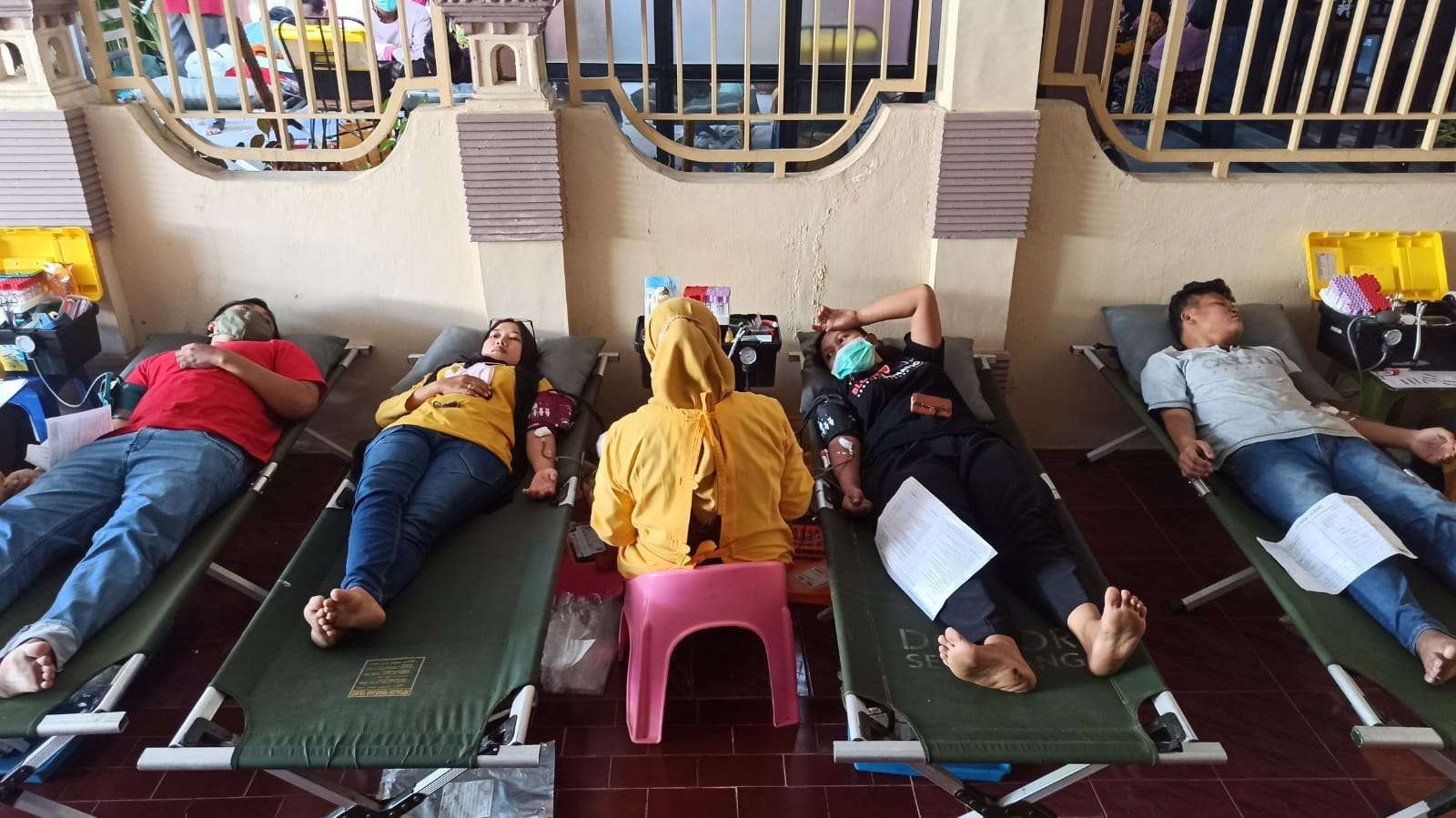 Sejumlah warga sedang mendonorkan darah di Rumah Donor Rejoagung, Banyuwangi. (Foto: Muh Hujaini/Ngopibareng.id)