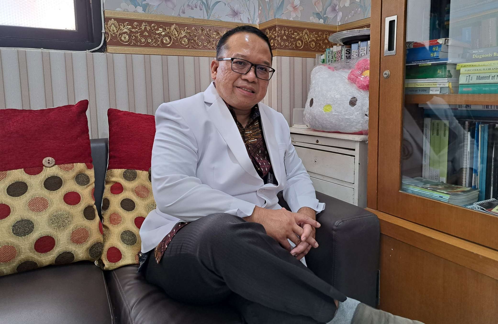 Dokter spesialis anak RSUD Haji Provinsi Jawa Timur, Arief  W. Rosli, Sp. A menjelaskan soal gejala cacar monyet pada anak-anak. (Foto: Pita Sari/Ngopibareng.id)
