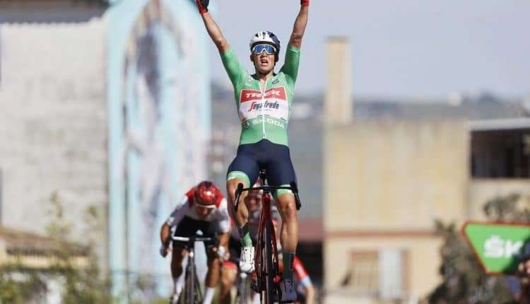 Mads Pedersen (Trek Segafredo) memenangkan Vuelta a Espana etape 13 dan memperkuat posisinya sebagai pemuncak point classification. (Foto: lavuelta.es)