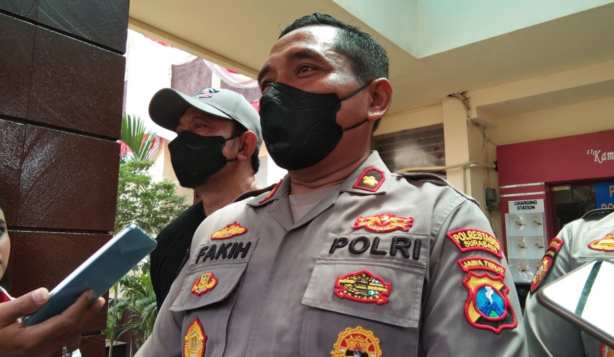Kasi Humas Polrestabes Surabaya, Kompol Muhammad Fakih, mengungkap kasus kematian seorang tersangka pencurian bunuh diri pakai tali sofa. (Foto: Andhi Dwi/Ngopibareng.id)