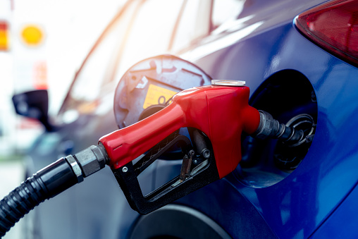 Naiknya bahan bakar minyak (BBM) bersubsidi per Sabtu 3 September 2022, diprakirakan akan berdampak pada inflasi dan penurunan daya beli masyarakat. (Foto: iStock)