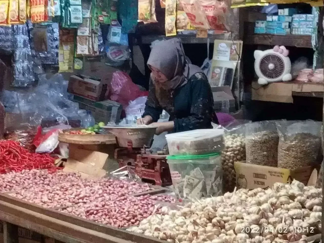 Warung kelontong di Pasar Besar Kota Bojonegoro. (Foto: dok. Ngopibareng.id)