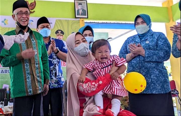 Balita menangis usai mendapat imunisasi dalam BIAN 2022 disaksikan Bupati Bondowoso, Salwa Arifin. (foto:guido saphan/ngopibareng.id)