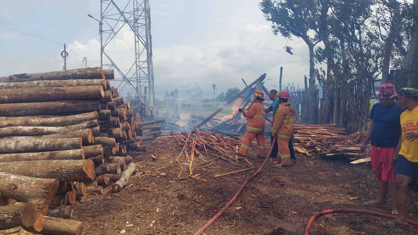 Tempat penggergajian kayu di Desa Jangur, Kecamatan Sumberasih, Kabupaten Probolinggo terbakar. (Foto: Ikhsan Mahmudi/Ngopibareng.id)