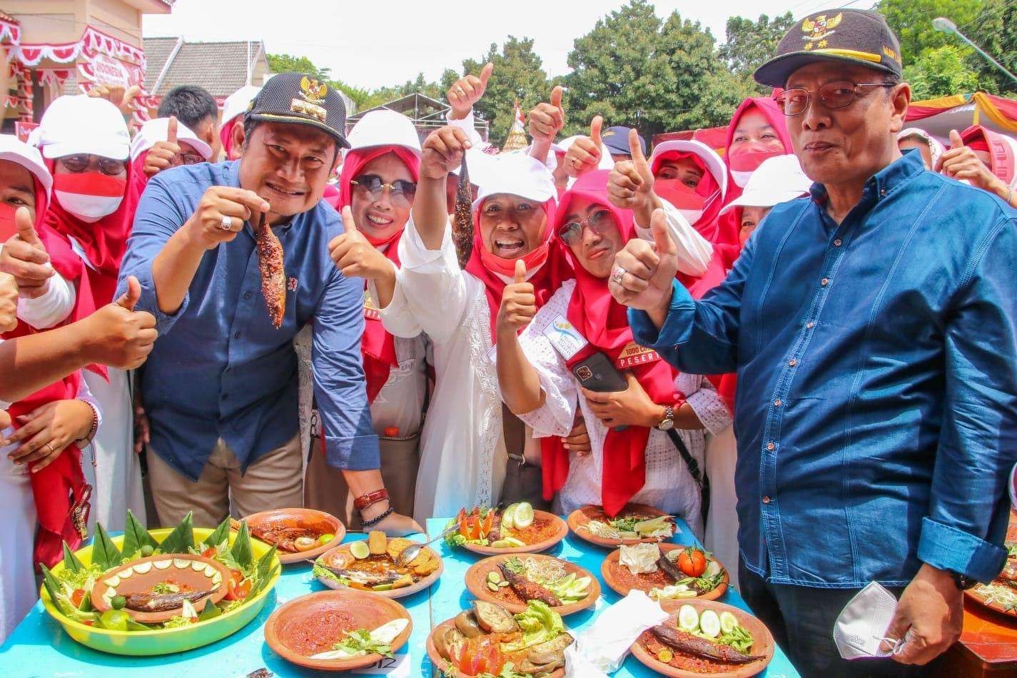 Bupati Lamongan Yurohnur Efendi dan Wakil Bupati Abdul Rauf, di acara Festival Pindang Megilan, di Kecamatan Brondong, Lamongan, Minggu 4 September 2022.(Foto: Humas Lamongan)