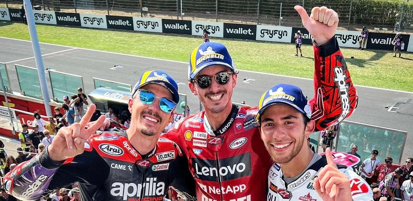 Francesco Bagnaia tampil di podium juara bersama Enea Bastianini dan Maverick Vinales di MotoGP San Marino 2022. (Foto: Twitter/@MotoGP)