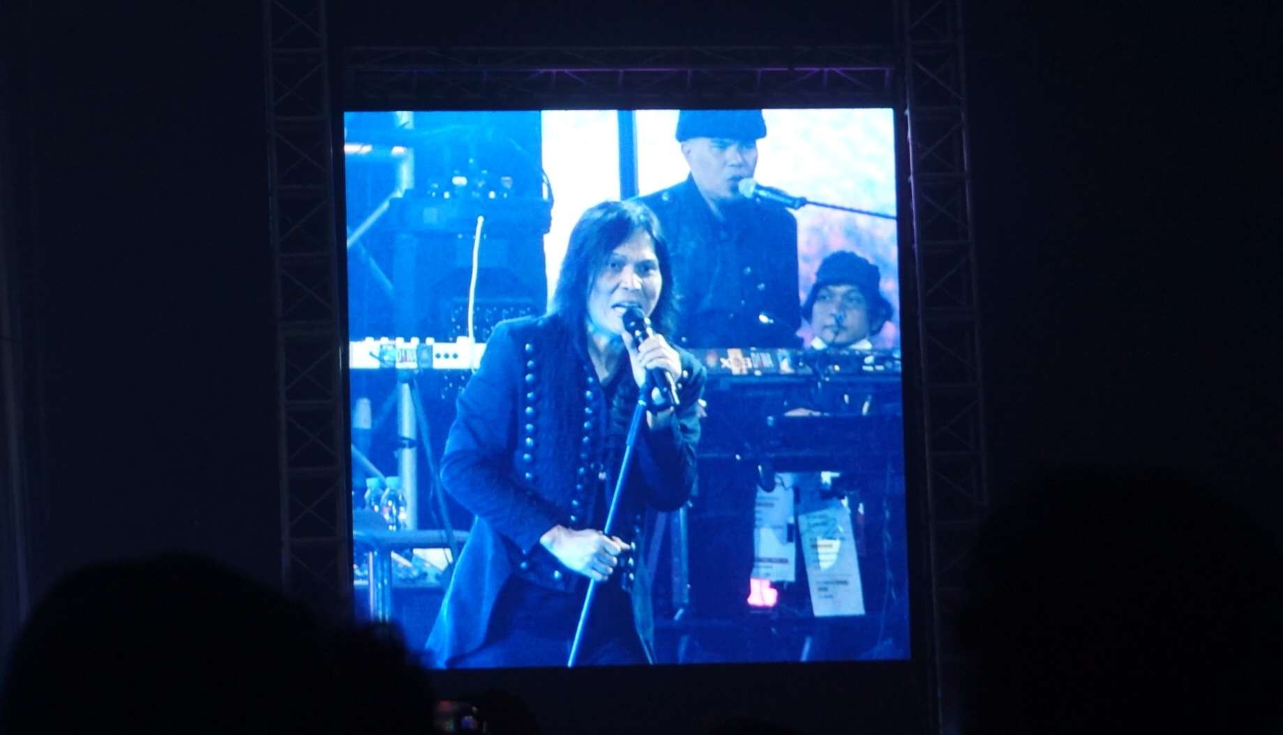 Penampilan Once Mekel bersama Dewa 19 dalam konser di Surabaya, Sabtu malam. (Foto: Pita Sari/Ngopibareng.id)