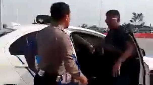 Seorang pengendara mobil sedang beradu mulut dengan polisi PJR di Tol Lewani Gresik. Diduga disebabkan karena pungli. (Foto: Tangkapan layar)