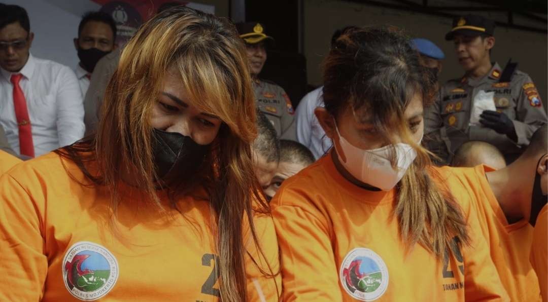 Dua ibu rumah tangga terlibat narkoba di Mojokerto.(Foto Deni Lukmantara/Ngopibareng)