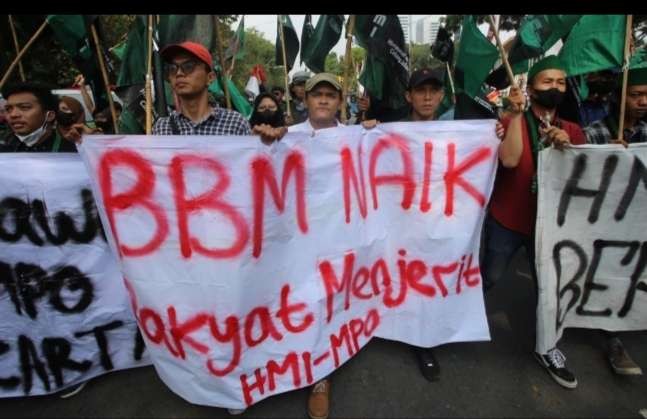 Aliansi mahasiswa Islam Jakarta berunjuk rasa di depan patung kuda Jl Medan Merdeka Barat, menolak kenaikan harga BBM ( Foto: Asmanu/Ngopibareng.id)